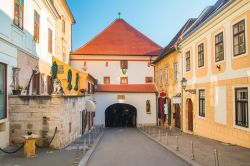 La Porta di Pietra e le case storiche della città alta di Zagabria