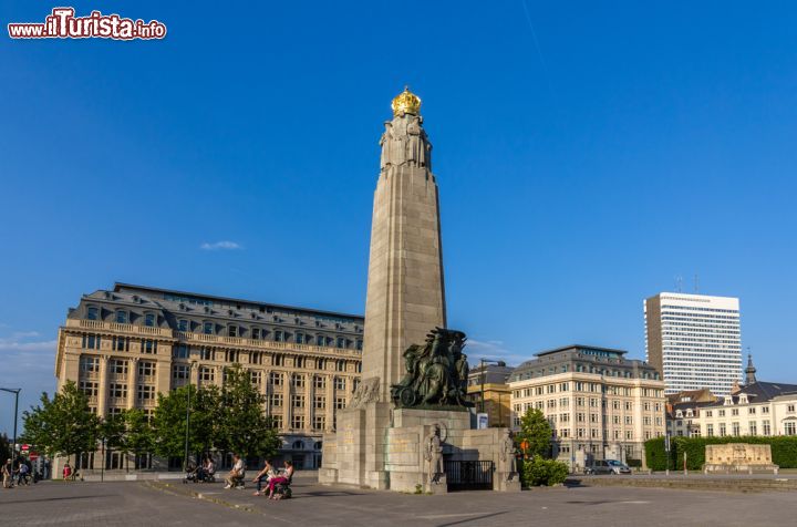 Immagine Piazza Poelaert: il memoriale alla fanteria belga caduta nella prima guerra mondiale, siamo nel quartiere Sablon a Bruxelles