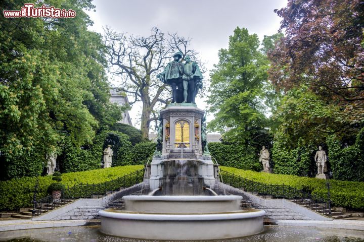 Immagine La statua di Egmont and Hoornein nella piazza Kleine Zavel a Bruxelles, Belgio 