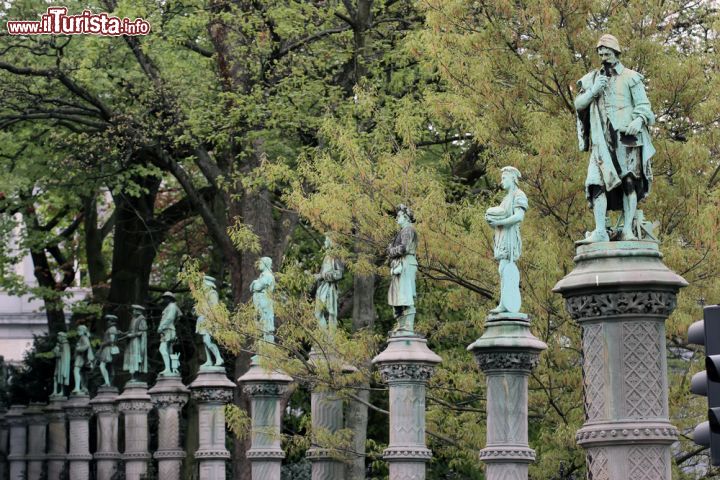 Immagine Alcune statue nel Jardin du Petit Sablon a Bruxelles