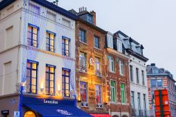 Le case con decorazioni natalizie in Place du Grand Sablon a Brussels, in Belgio: è una delle piazze caratteristica della città - © Felix Catana/ Shutterstock.com