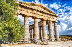 Il tempio dorico del Parco Archeologico di Segesta in Sicilia