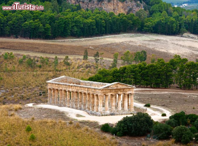 Immagine Vista dall'alto del tempio dorico di Segesta, Sicilia
