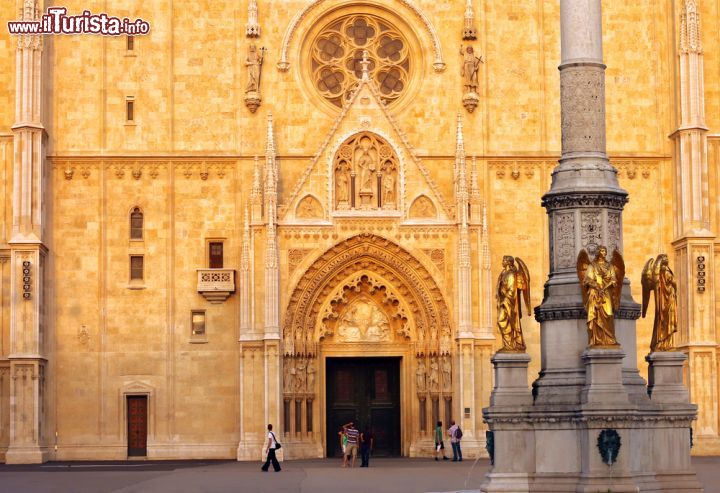 Immagine La cattedrale di Zagabria con la luce dorata del tramonto