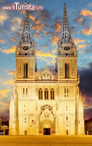 Immagine Le due guglie gemelle della Cattedrale di Zagabria illuminata di sera, al termine del tramonto