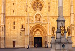 La cattedrale di Zagabria con la luce dorata del tramonto