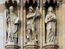 Un particolare delle statue poste all'esterno della Cattedrale di Zagabria