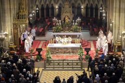 Una funzione religiosa all'interno della Cattedrale di Zagabria: il transetto e l'altare maggiore - © Zvonimir Atletic / Shutterstock.com 