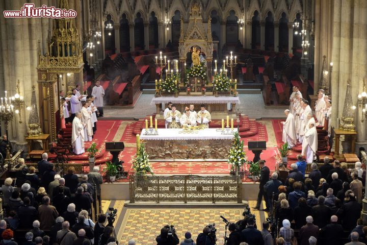 Immagine Una funzione religiosa all'interno della Cattedrale di Zagabria: il transetto e l'altare maggiore - © Zvonimir Atletic / Shutterstock.com