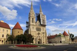 La facciata della Cattedrale di Zagabria nel centro medievale della città - © Dario Vuksanovic / Shutterstock.com 