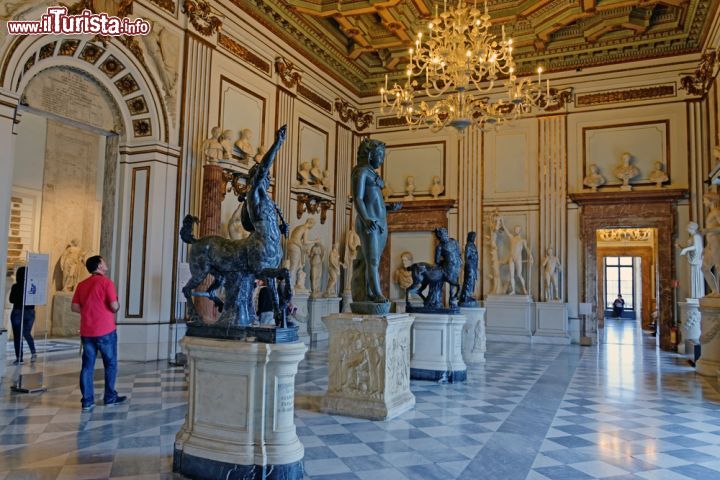 Immagine Antiche statue all'interno dei musei Capitolini di Roma - © Pen_85 / Shutterstock.com