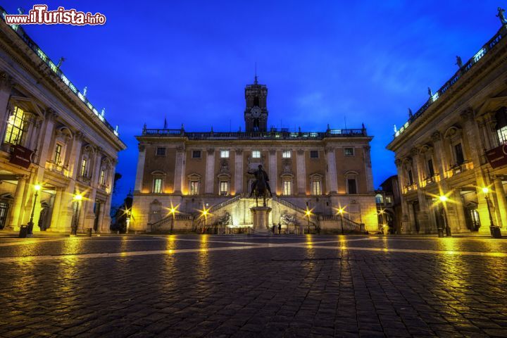 Immagine Fotografia notturna della piazza del Campidoglio e dei musei Capitolini di Roma