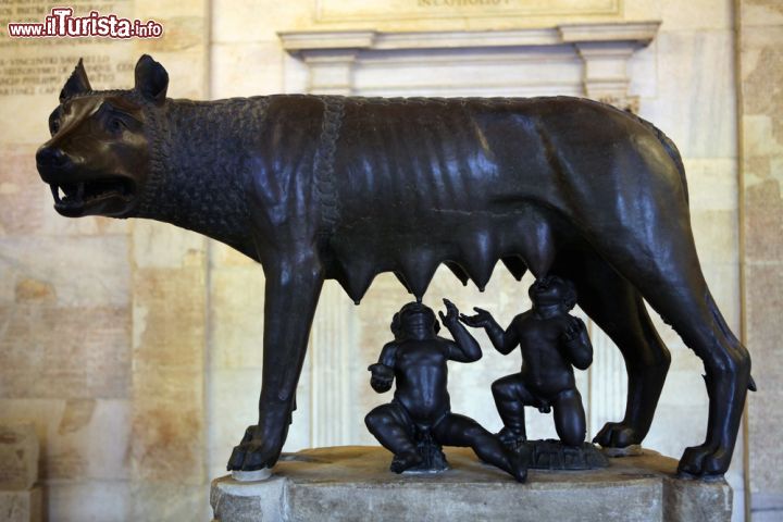 Immagine La Lupa Capitolina, una statua in bronzo etrusca esposta nei Musei Capitolini di Roma - © Vladimir Wrangel / Shutterstock.com