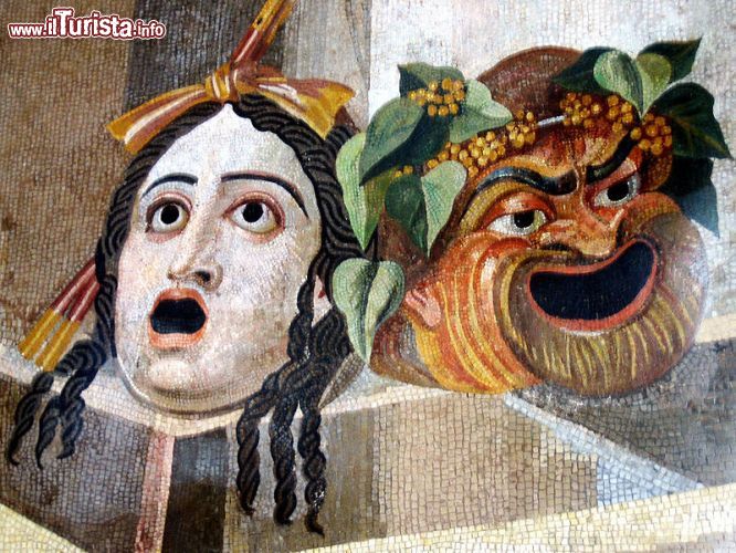Immagine Mosaico raffigurante delle maschere teatrali: esposto ai Musei Capitolini proviene da Villa Adriana a Tivoli