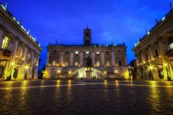 Fotografia notturna della piazza del Campidoglio e dei musei Capitolini di Roma