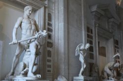 La statua romana in marmo di Ercole con l'Idra, in una delle gallerie dei Musei Capitolini di Roma  - © Vladimir Wrangel / Shutterstock.com 