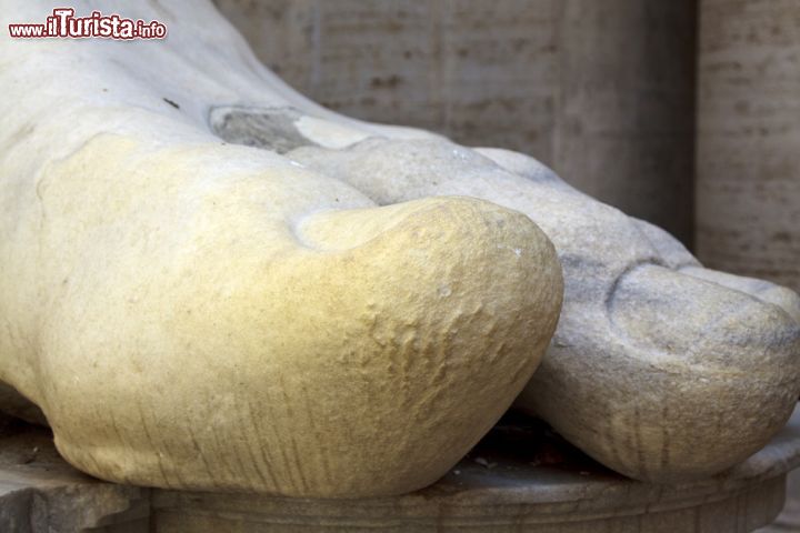 Immagine Colossus of Constantine. Foot