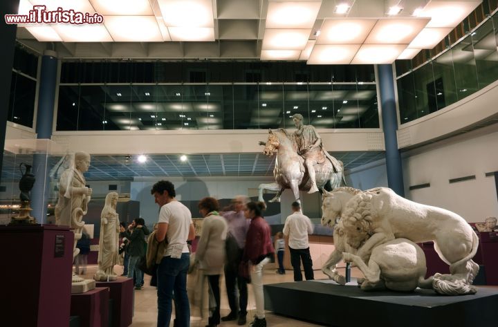 Immagine La sala dove è esposta la statua equestre originale di Marco Aurelio, all'interno dei Musei Capitolini di Roma  - © marcovarro / Shutterstock.com