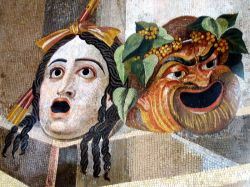 Mosaico raffigurante delle maschere teatrali: esposto ai Musei Capitolini proviene da Villa Adriana a Tivoli