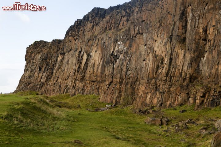 Immagine I basalti colonnari nella zona dei Salisbury Crags nel parco di Holyrood Park a Edimburgo