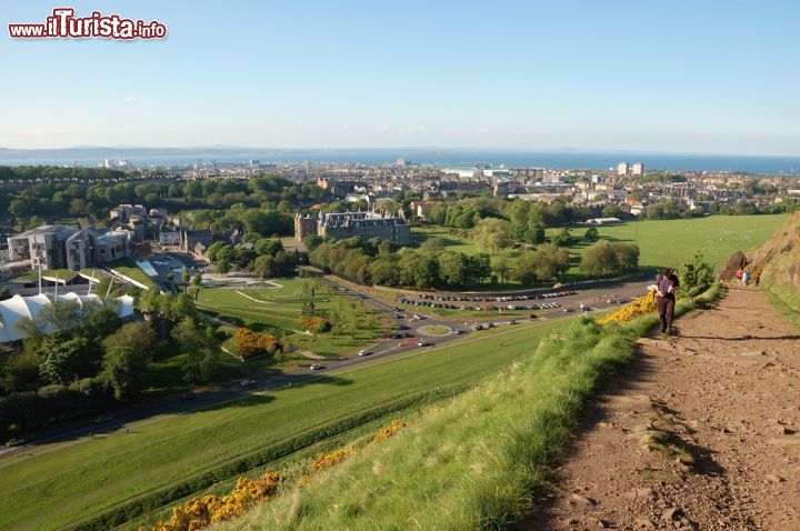 Immagine Il paesaggio bucolico in una giornata di sole estiva a Holyrood Park a Edimburgo