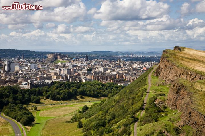 Immagine Il panorama di Edimburgo dall'Arthur's seat nel cuore di Holyrood Park in Scozia