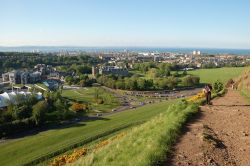 Il paesaggio bucolico in una giornata di sole estiva a Holyrood Park a Edimburgo