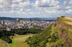 Il panorama di Edimburgo dall'Arthur's seat nel cuore di Holyrood Park in Scozia