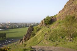 Un sentiero sulle montagne dell'Holyrood Park alla periferia di Edimburgo