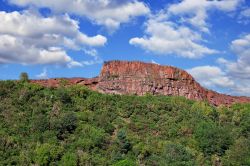 Una spettacolare roccia rossa nel parco di Holyrood park a Edimburgo