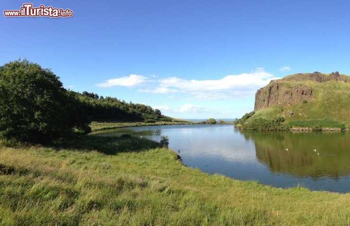 Immagine St Margaret's Loch il lago di Holyrood Park a Edimburgo