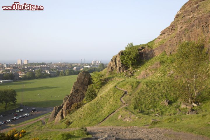 Immagine Un sentiero sulle montagne dell'Holyrood Park alla periferia di Edimburgo