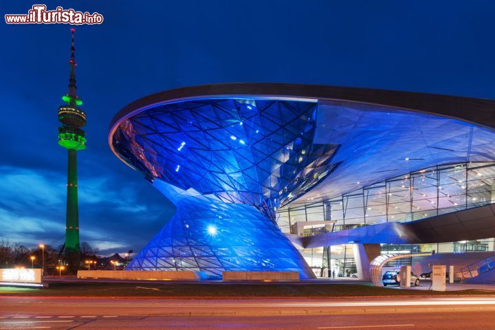 Immagine BMW World (BMW Welt) e la torre Olympic illuminata di verde nel giorno di San Patrizio - © Michael Thaler / Shutterstock.com