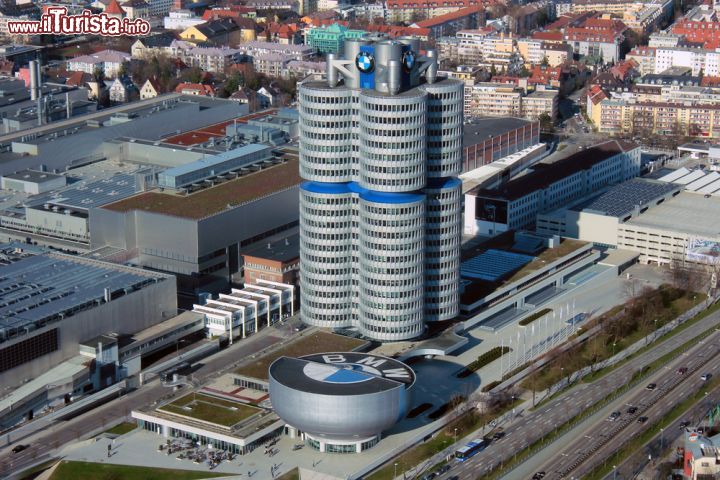 Immagine Il BMW Museum e il palazzo a 4 cilindri fotografati dall'Olympiaturm di Monaco di Baviera - © softdelusion66 / Shutterstock.com