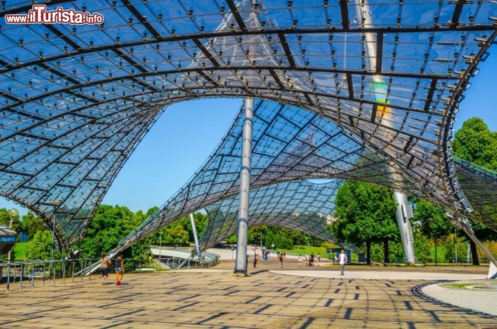 Immagine Ingresso allo stadio di Monaco di Biavera attraverso la Olympiahalle - © pavel dudek / Shutterstock.com