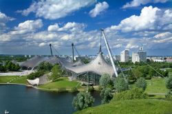 La Olympiahalle  nel parco olimpico di Monaco di Baviera - © Kzenon / Shutterstock.com 