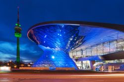 BMW World (BMW Welt) e la torre Olympic illuminata ...