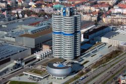 Il BMW Museum e il palazzo a 4 cilindri fotografati dall'Olympiaturm di Monaco di Baviera - © softdelusion66 / Shutterstock.com