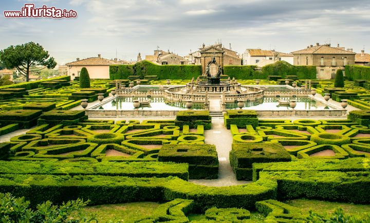 Immagine Il panorama dei giardini manieristici a sorpresa di Villa lante tra i più belli d'italia - © Luca Lorenzelli / Shutterstock.com