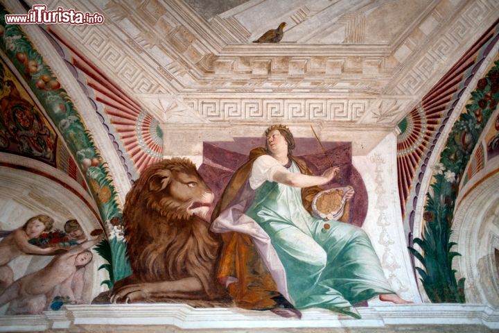 Immagine L'interno del casino di Montaldo e uno degli affreschi di Villa Lante, a Bagnaia