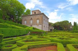 Il giardino all'italiana e uno dei due casini ...