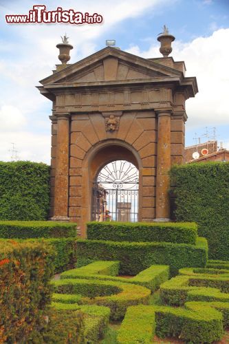 Immagine Uno scorcio del giardino all'italiana di Villa lante nel Lazio - © ValeStock / Shutterstock.com