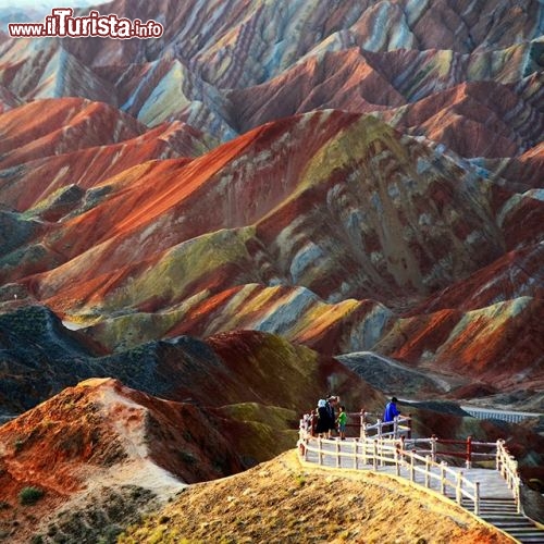 Zhangye Geology Park, Provincia di Gansu, Cina - E' uno dei paesaggi del "Danxia Landform" che l'UNESCO ha inserito tra i patrimoni dell'umanità. Per vedere questo incredibile paesaggio multi colore, causato dalla ossidazione di vari tipi di minerali presenti nelle rocce, dovete recarcarvi nel nord della Cina Centrale. Questa distesa di rocce colorate affiora a più riprese tra le muncipilità di Linze e Sunan, coprendo più di 400 kmquadrati totali di superficie. All'ossidazione si è poi aggiunta l'erosione da parte degli agenti atmosferici che hanno creato delle specie di aguzzi calanchi, ma in versione arlecchino, grazie alle accese sfumature di colore. Il tutto si è conservato perchè il clima arido della regione, ha impedito che le rocce venissero ricoperte dalla vegetazione.