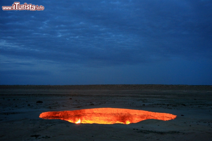 Darvaza (Derweze), Turkmenistan la porta dell'inferno (Door to Hell) - Una trivellazione dell'ex URSS alla ricerca di gas naturali provocò il crollo della superficie sovrastante e la fuoruscita di gas velenosi. Per evitarne la propagazione vennero incendiati e bruciano ancora oggi. La luce si vede dallo spazio! Il cratere ha un diametro di 60/100 metri.