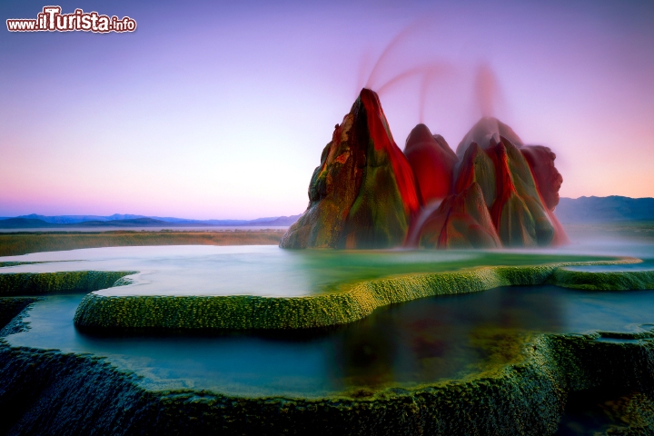 Fly Geyser, Black Rock Desert, Nevada - Questo piccolo geyser ha una storia particolare: in origine era un pozzo, che aveva intercettato una falda idrotermale. Il pozzo funzionò egregiamente dal 1916 fino agli anni '60, ma poi la corrosione creò un varco per le acque ricche di minerali, che cominciarono a fuoriscire con uno spruzzo, che un po' alla volta ha creato una serie di coni particolari, alti circa 1 metro e mezzo. Le acque, contenendo vari tipi di minereali, hanno fornito una serie cromatica particolare, con colori diversi a seconda del tipo di minerale depositato. La visita del geyser non è però facile, trovandosi in un terreno privato, chiuso da recinzione. @ Denny Thurston /  iStockphoto LP