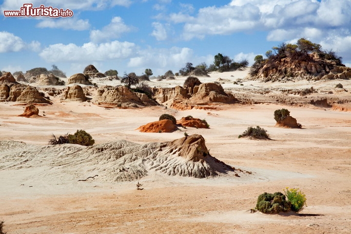 Lake mungo il lago alieno in Australia - Se non fosse per la presenza di isolati cespugli, sembrerebbe proprio un mondo extraterreste questo dell'Australia sud-orientale, nello stato del New South Wales! Ci troviamo sulle sponde del Lake Mungo, uno dei 17 laghi della Regione dei laghi Willandra, patrimonio UNESCO. Questa regione era molto importante per alcune tribù aborigine, e proprio qui sono stati trovati i fossili di ominide più antichi d'Australia, con età comprese tra i 40.000 e 68.000 anni fa. A seguito dell'ultima glaciazione il lago si è però seccato, regalandoci questo scenario lunare, con rocce isolate, sedimenti erosi, distese di sali minerali e croste saline, che lo rendono un luogo unico al mondo  - © mark higgins / Shutterstock.com