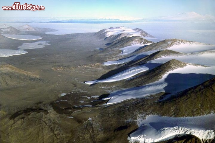 Dry Valley di McMurdo, Antartide - Secondo gli scienziati queti sono i luoghi più simili a pianeta Marte, che si possono incontrare nel nostro pianeta. Sono le cosiddette Valli Secche Antartiche, luoghi dove impera il secco più assoluto e non piove quasi mai. Le valli sono infatti spazzate da i venti catabatici antartici, delle violente correnti d'aria fredda che scendono dall'altopiano antartico, che grazie all'aria priva di umidità, asciugando tutto ciò che incontro, rendendo la vita molto difficile. Sono le uniche zone dell'Antartide completamente libere da neve e ghiacci.
