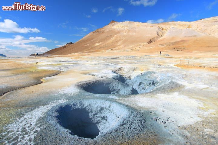 Namafjall le sorgenti termali aliene in Islanda - Ci troviamo nella parte nord-orientale dell'isola di Islanda, quella più distante dalla capitale Reykjavik. Questa area geotermica facente parte del complesso del vulcano Krafla  si tova non lontano dal famoso lago Myvatn, ed è un luogo caratterizzato da una selvaggia bellezza: i colori delle rocce, l'odore di zolfo, il terreno dessiminato di crateri, vulcani di fango e pozze d'acqua bollente, uniti alla mancanza di vegetazione, lo rendono un posto spettrale, ma di grande fascino specialmente se siete appassionati di fotografia. Unico segno di civiltà nella zona una grande centrale geotermica costruita nel 1977 e che sfrutta il calore del terreno per produrre 60 mW di energia - © CARLOS GOMEZ PEREZ / Shutterstock.com