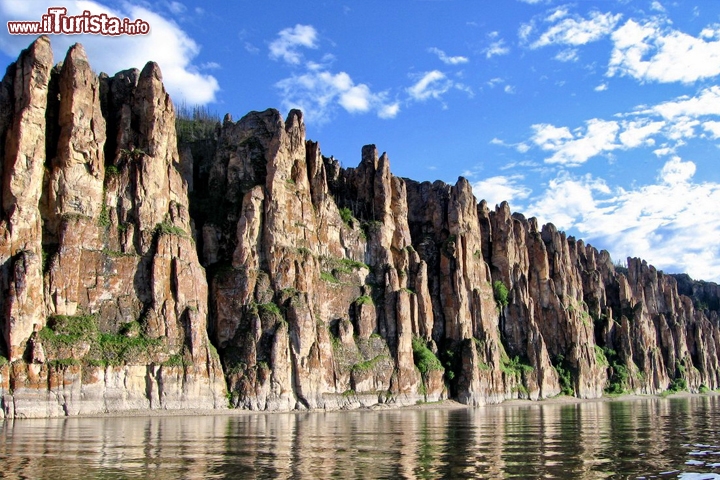 I Pilastri di Lena (Russia), che in russo vengono chiamati Lenskiye Stolby sono una magnifica formazione rocciosa della Siberia Orientale. Sono stati appena iscritti nella lista dei Patrimoni dell'umanità dell'UNESCO, e si tratta di un affioramento di rocce di circa 500 milioni di anni fa, costituito da calcari, dolomiti ed ardesie. Le roccie sono state modellate in modo particolare dal clima estremo della regione: l'alternanza di inverni rigidi ed estate calde, hanno spaccato e fessurato le rocce, creando una sorta di foresta di colonne di pietra, che bordano una sponda del fiume Lena. Il modo migliore per vederle è compiere una crociera fluviale sul fiume russo, partendo dalle città di Yakutsk o di Vitim