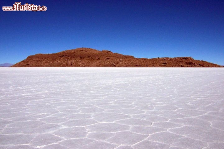 Salar di Uyuni, Bolivia - Semplicemente la più vasta pianura di sale del pianeta, con una superficie di oltre 10.500 chilometri quadrati, ed una "piattezza" unica dato che in tutto il salar, le quate variano nell'intervallo di un metro solamente, eccetto che per alcune isole che si levano spettrali delle croste di sale. Non solo il sale qui a Uyuni contiente ingente riserve di Litio, al punto che si stima che il sito contenga il 50-70% delle riserve di Litio del mondo! Qui si trovava un tempo un lago, per lo meno fino a circa 30.000 anni fa, ora rimane uno spettacolo unico, da vedere sopratutto furante la stagione delle (scarse) piogge. Quando un velo d'acqua ricopre le croste di sale, l'effetto a specchio del lago è straordinariamente limpido.